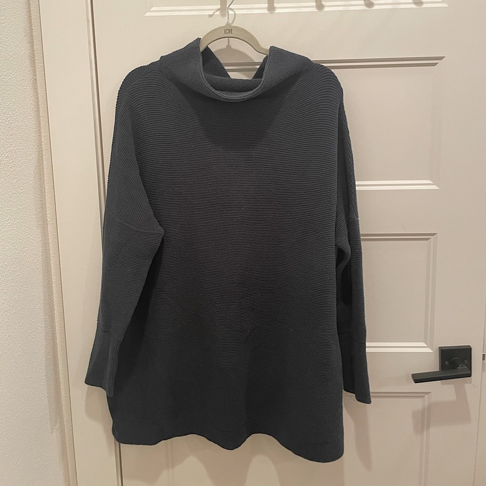 Free people ottoman slouchy tunic. Size medium. Worn a handful of times. Green.